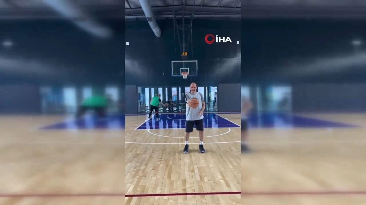 M�T Ba�kan� �brahim Kal�n s�rt� potaya d�n�k ��l�k att�