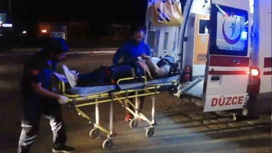 Motosiklet otomobile çarpıp dükkana girdi: 2 yaralı