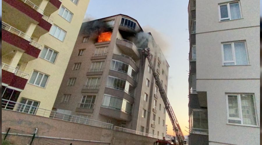 Ni�de'deki ev yang�n�nda faciadan d�n�ld�