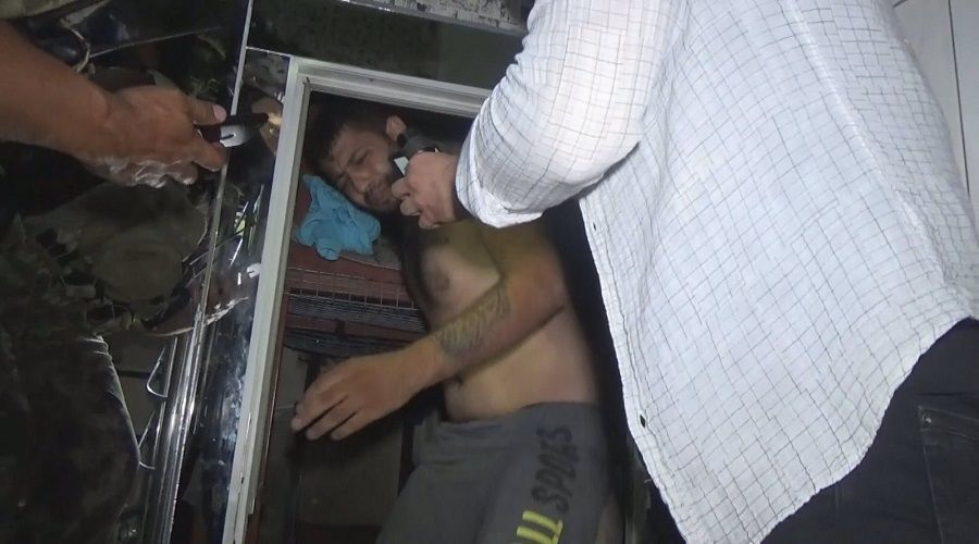 O kafeslere kendi rızalarıyla girdiklerini söylediler