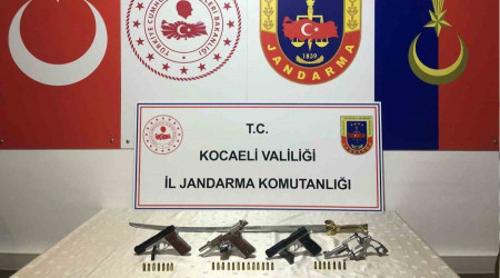 Operasyon yapılan evden kılıç çıktı