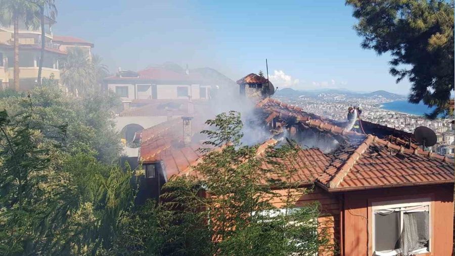 Otluk alandaki yangın, villalara sıçradı
