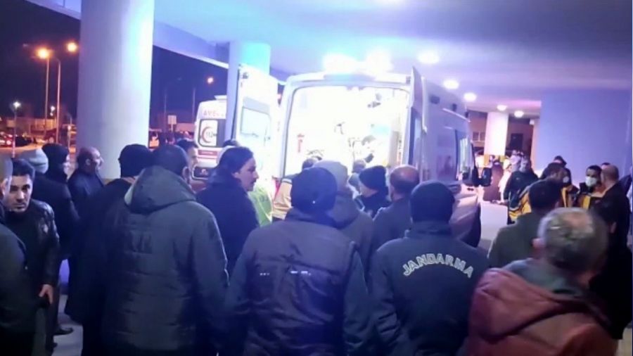 Otogarda bir genç ipte asılı halde bulundu