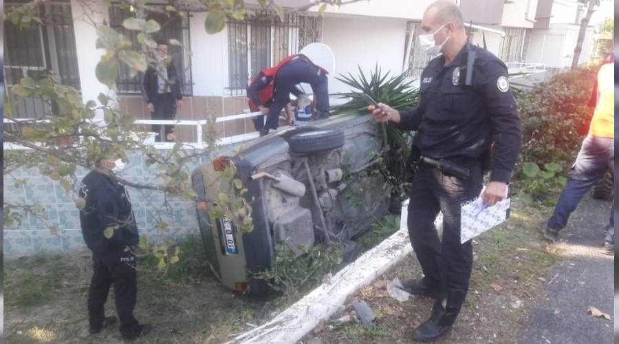 Otomobil evin bahçesine düştü: 2 yaralı