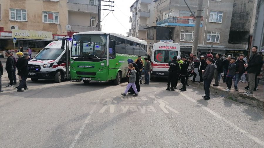 Özel halk otobüsü anne ve oğluna çarptı