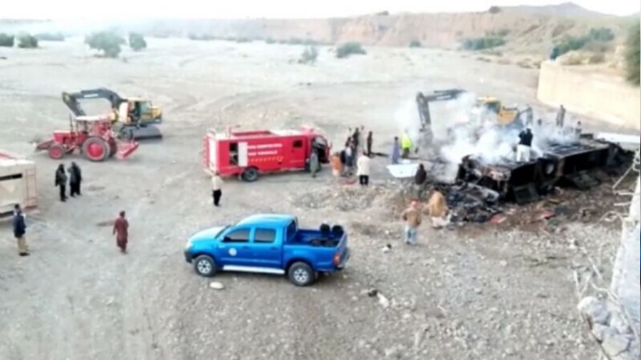 Pakistan'da yolcu otobüsü devrilerek alev aldı: 41 ölü