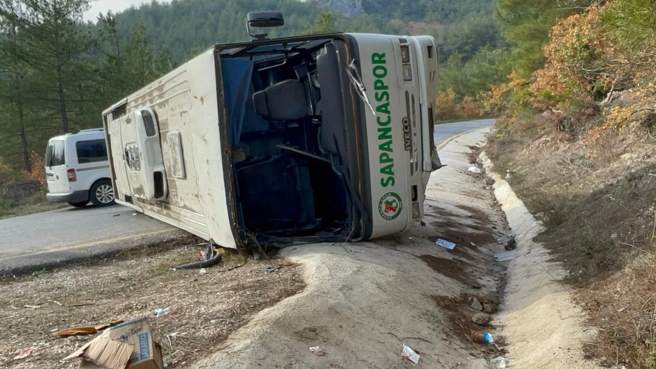 Pamukova'da midibüs devrildi: 7 öğrenci yaralandı