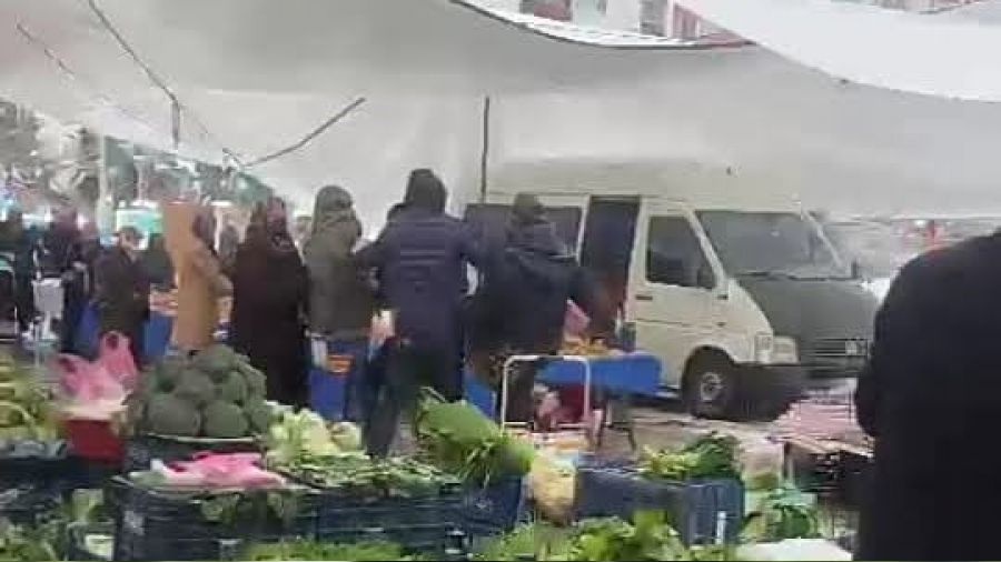 Pazarc�lar�n tekme tokatl� kavgas�