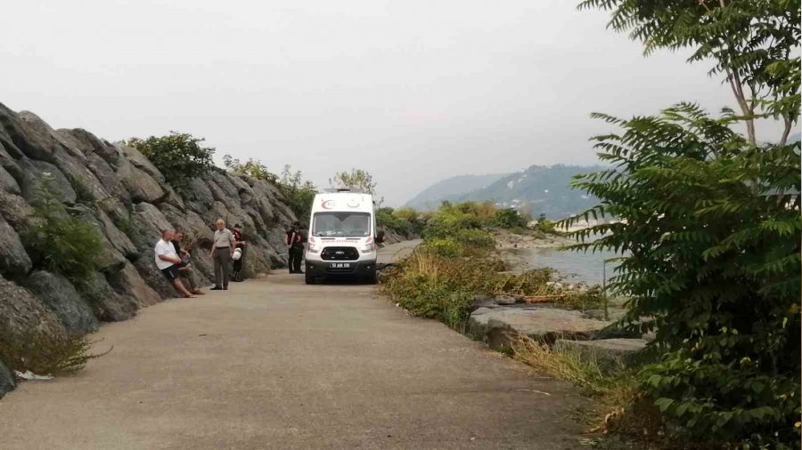 Rize'de denize giren vatanda� bo�uldu