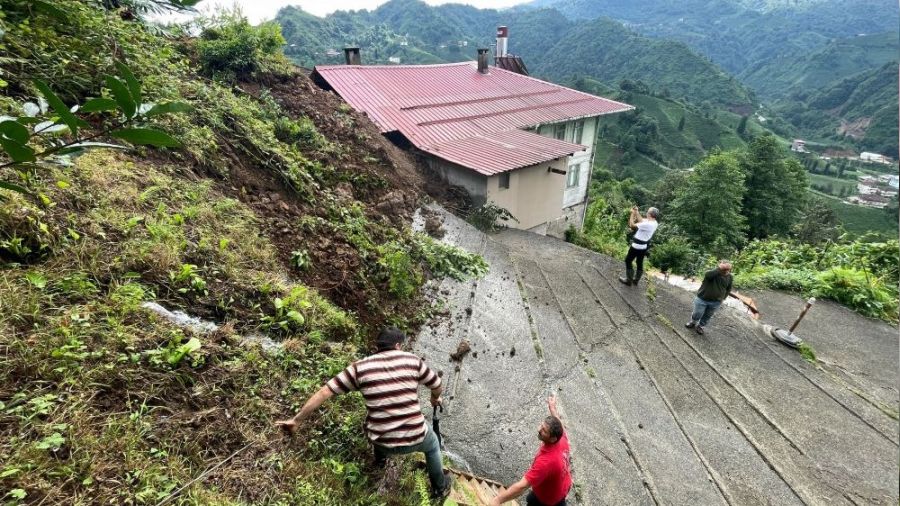 Rize'de ya��� ve heyelan