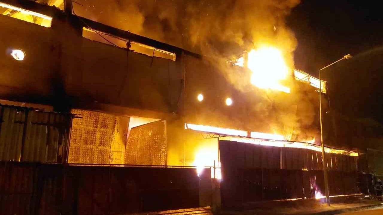 Samsun'da yatak ve koltuk fabrikas�nda yang�n