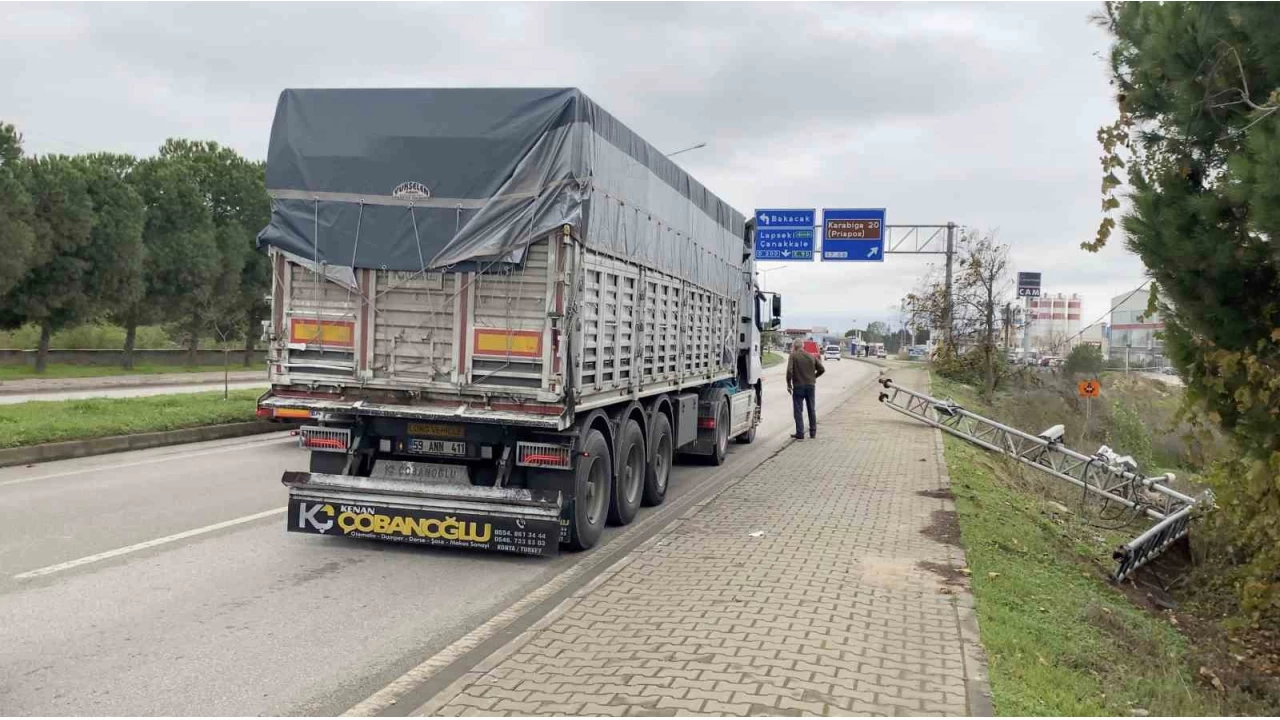 Seyir halindeki tırın açılan dorsesi PTS'ye çarptı