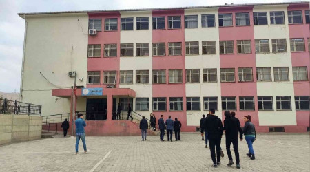 Şırnak'ta öğretmen öğrencileri önünde darp edildi, o anlar güvenlik kamerasına yansıdı