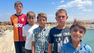 Sodalı Van Gölü çocukların saçlarını sarıya boyuyor