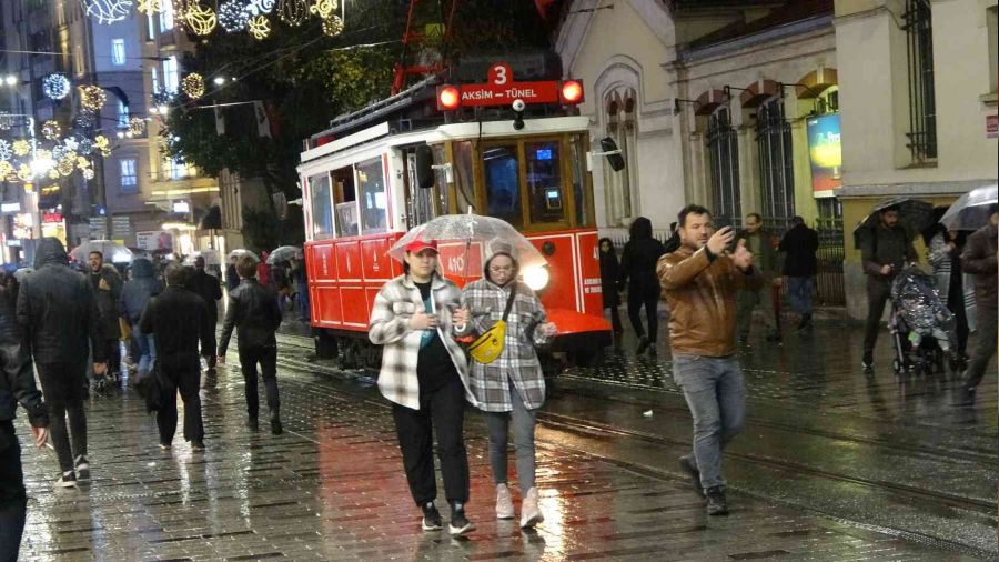 Taksim'e akam saatlerinde yamur srprizi