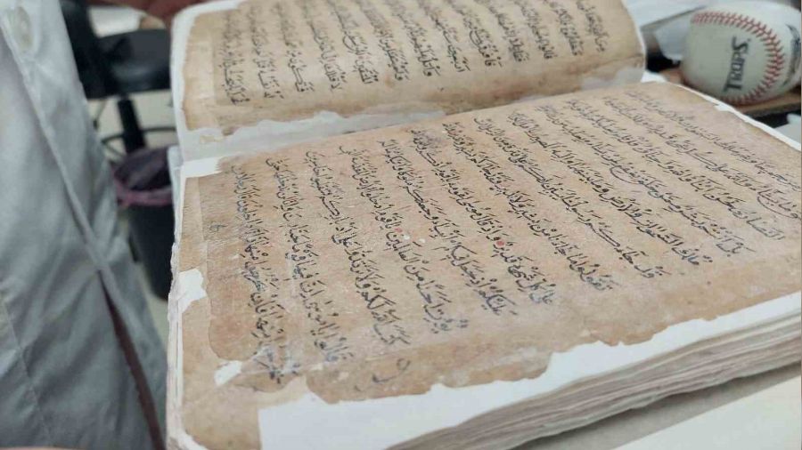 Tayvan'da 500 yıllık el yazması Kur'an-ı Kerim onarılıyor