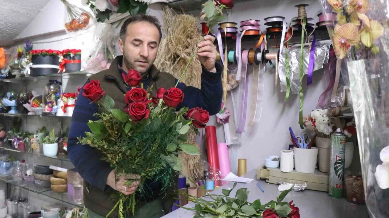 Tek bir gül 150, buket 500 liradan alıcı buluyor