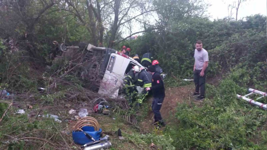 Servis minibüsü şarampole yuvarlandı: 10 yaralı