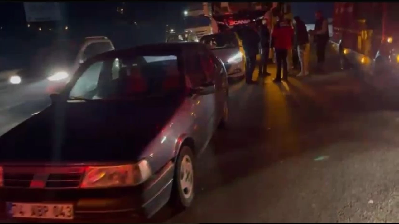 TEM'de zincirleme kaza: 2 t�r ile 2 otomobil birbirine girdi