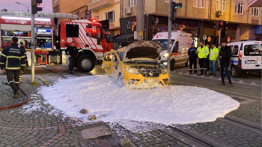 Ticari taksi ile tramvay arpt: 3 yaral