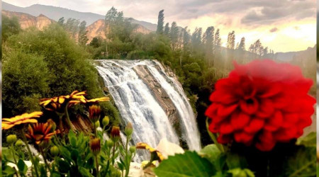 Tortum Şelalesi'ne ziyaretçi akını
