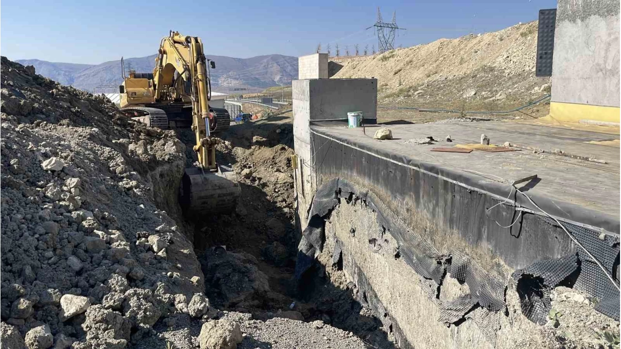 Tünel çevresinde toprak kaydı: 2 işçi göçük altında kaldı