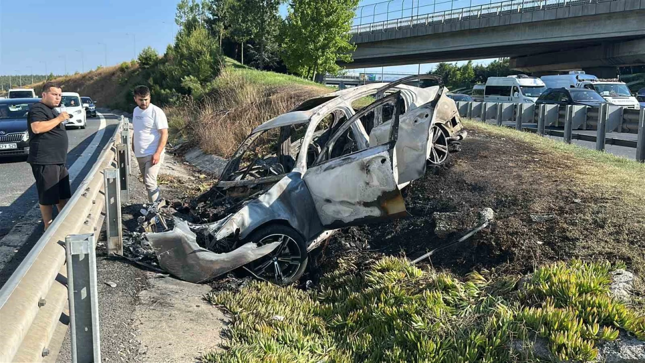 mraniye'de kontrolden kp refje giren otomobil alev alev yand