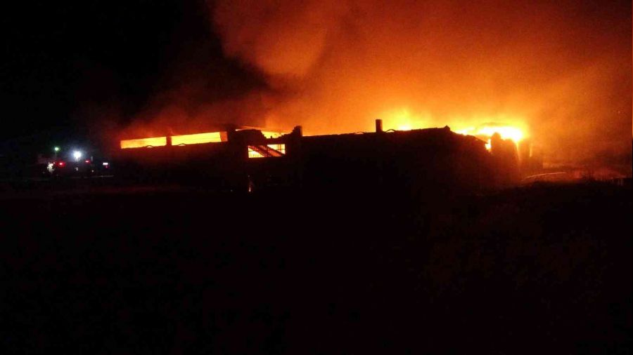 U�ak'taki depo yang�n�na m�dahale s�r�yor