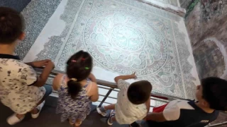 Üstünde elma ağacı olan tek antik mozaik