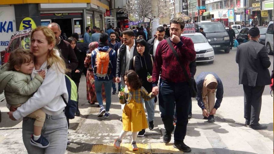 Van esnaf�na, �ranl� turistler �ifte bayram ya�att�