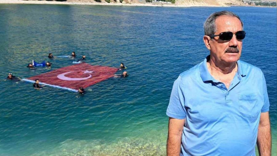 Van Gölü'nde dev Türk bayrağı açıldı