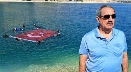 Van Gölü'nde dev Türk bayrağı açıldı