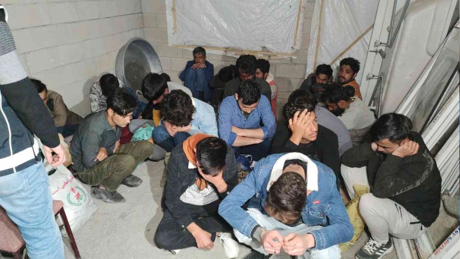 Van'da inşaat halindeki bir evde 20 düzensiz göçmen yakalandı