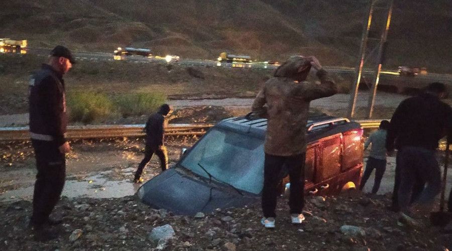 Van'daki heyelanda araçta mahsur kalan 2 kişi kurtarıldı