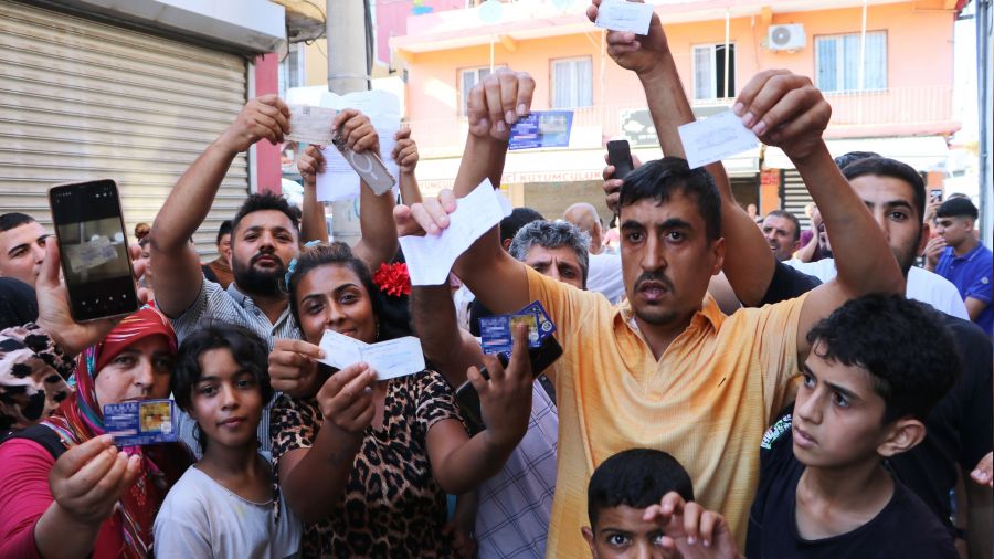 Vatandaşlar altınlarını emanet verdikleri kuyumcuyu arıyor