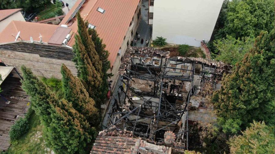 Yanarak k�le d�nen tarihi binalar milyoner al�c�lar�n� bekliyor