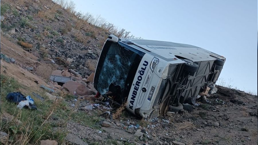 Yolcu otobüsü şarampole devrildi, çok sayıda ölü ve yaralı var