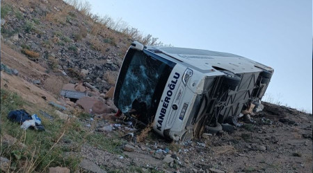 Yolcu otobüsü şarampole devrildi, çok sayıda ölü ve yaralı var
