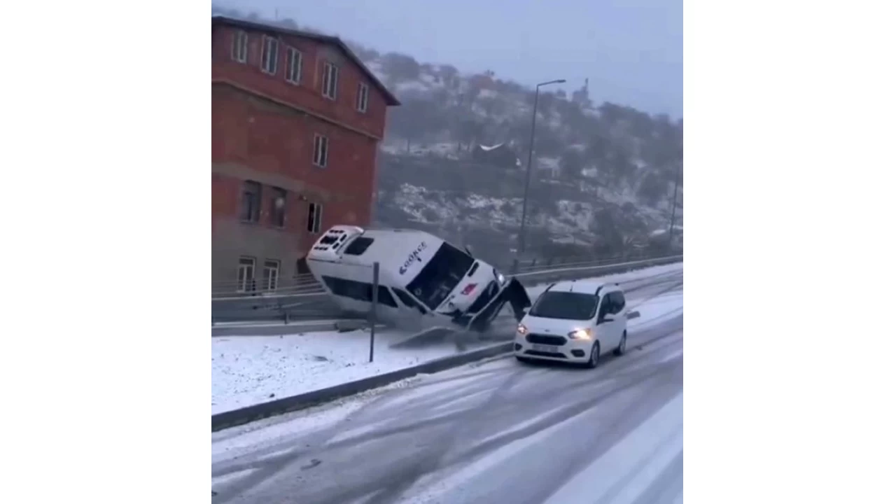 Yollar buz pistine döndü, minibüs devrildi, otomobil refüje çıktı