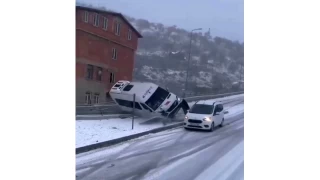 Yollar buz pistine döndü, minibüs devrildi, otomobil refüje çıktı