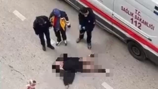 Yolun ortasnda yatan kadn, sinir krizi geirdi