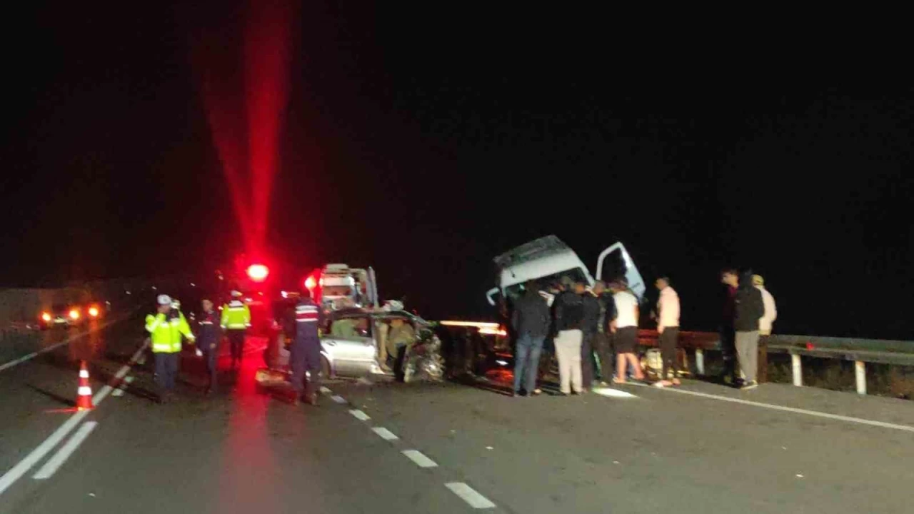 Yozgat'ta minib�s otomobille �arp��t�: 3 �l�, 5 yaral�