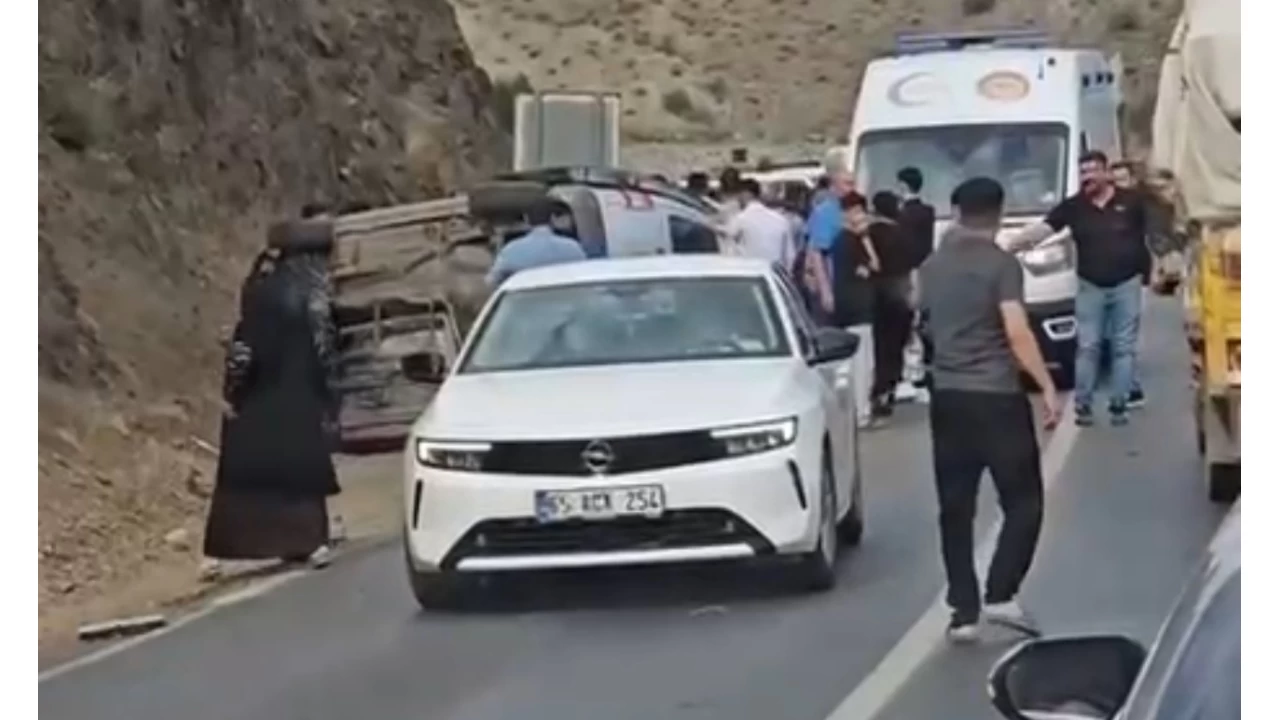 Yksekova-Van kara yolunda kaza: 5 yaral