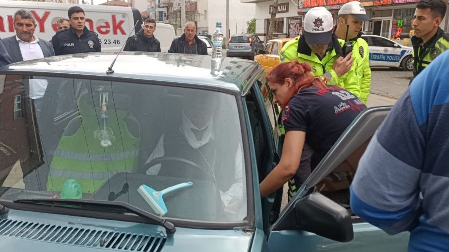 3 araca çarpan yaşlı sürücü araçtan inmek istemedi