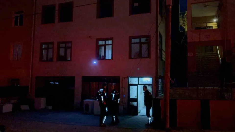 34 yaşındaki kadın 20 yaşındaki erkek arkadaşını banyoda öldürdü