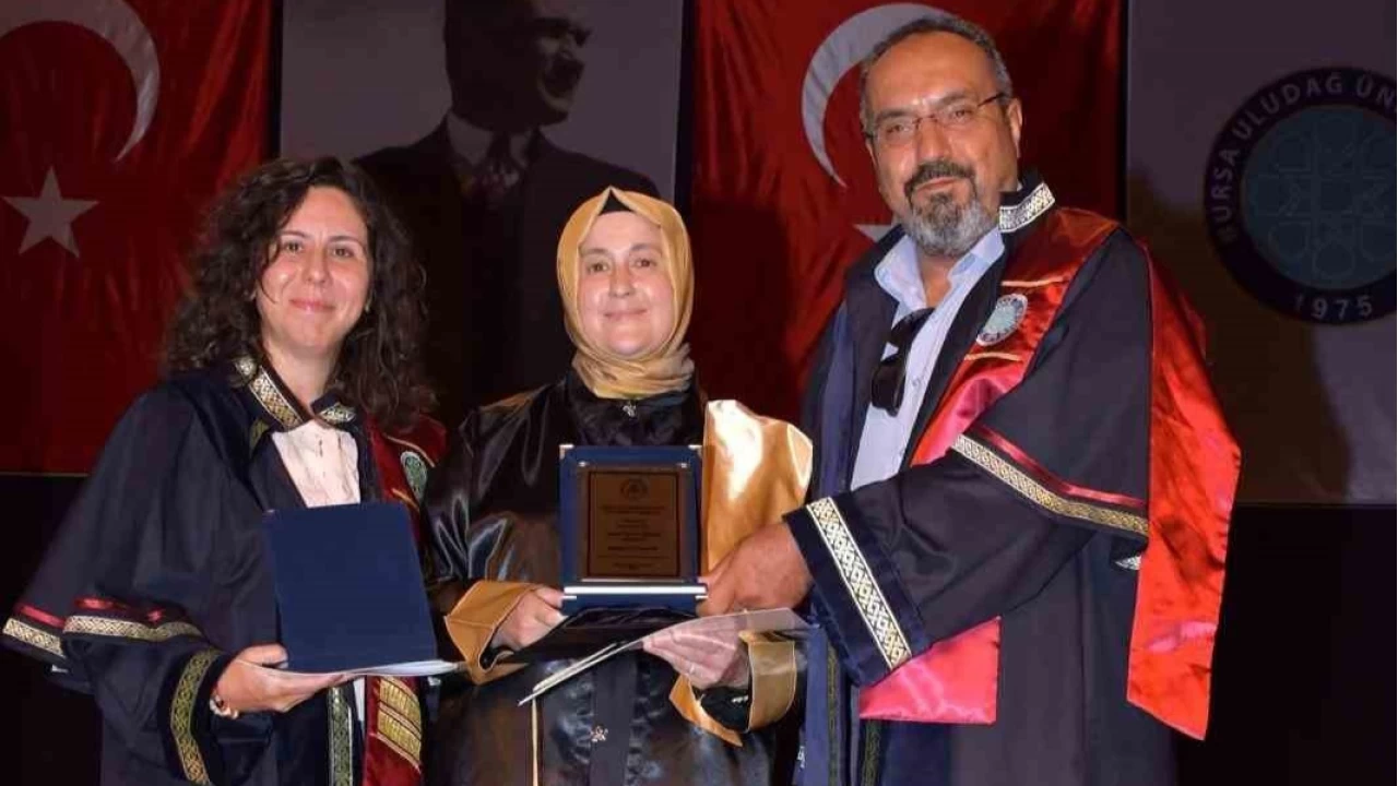 5 �ocuklu anne, �niversitede b�l�m birincisi oldu