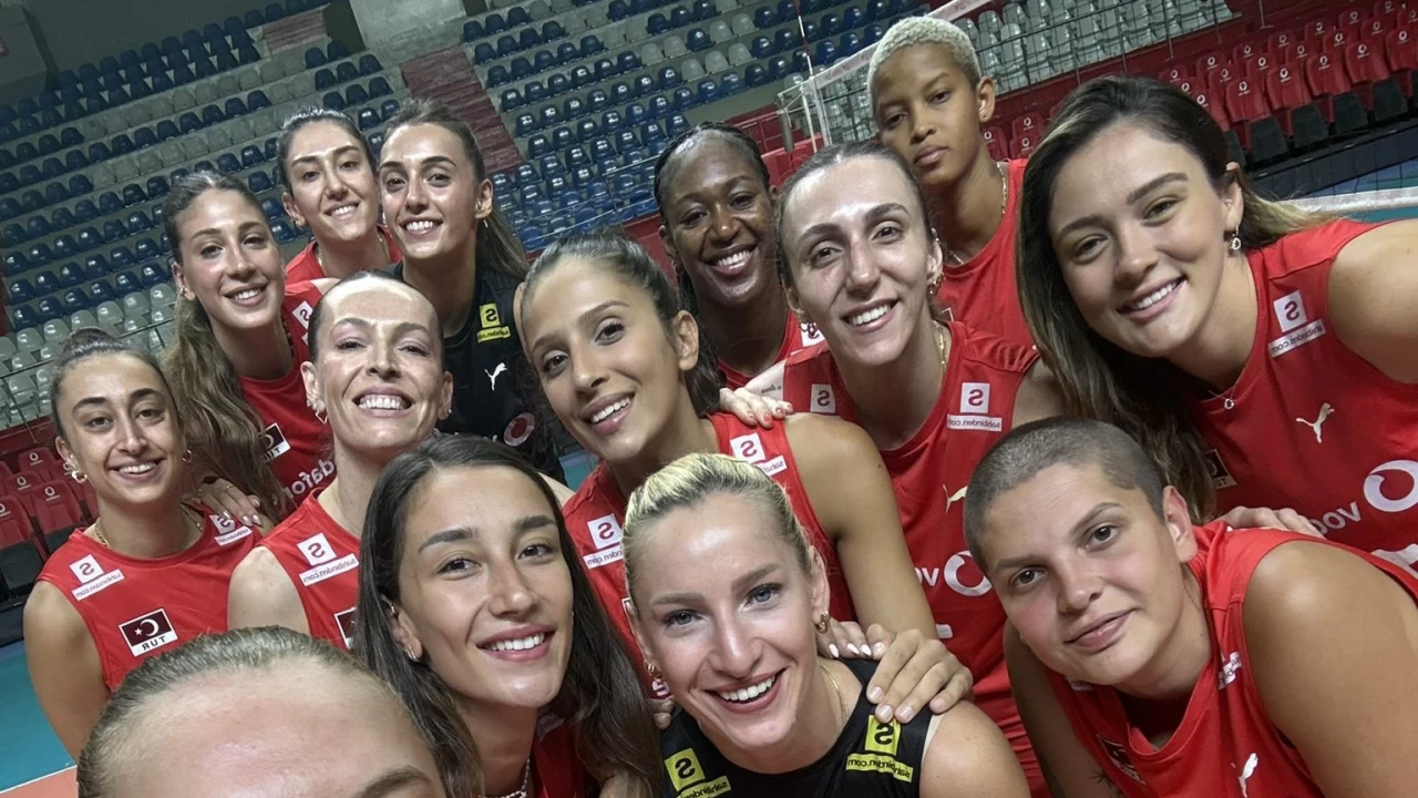 �lkin Ayd�n girdi, Saliha �ahin ��kt�. ��te Filenin Sultanlar�n�n kadrosu