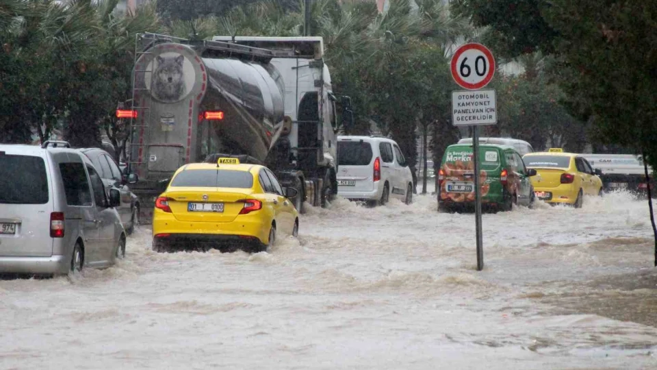 Adana'da sa�anak ya���ta yollar g�le d�nd�