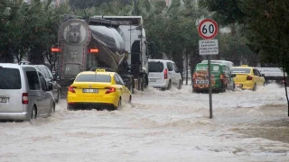 Adana'da sa�anak ya���ta yollar g�le d�nd�