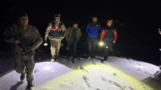 Ar'da karda mahsur kalan 2 kii kurtarld